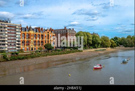 Le Harlingham court (manoir victorien) à côté de bâtiments modernes, face à la Tamise à Fulham, Londres, Angleterre. Banque D'Images