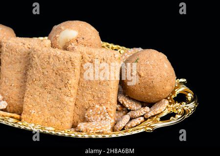 Indian Sweet Til Gul Gur Ke Khasta Gajak bars Gazak Laddu ou Ladoo Gajjak Rewari Tilkut sont faits de Tilgul, Kaju, Badam, gud, Pista,Gur et arachides M Banque D'Images
