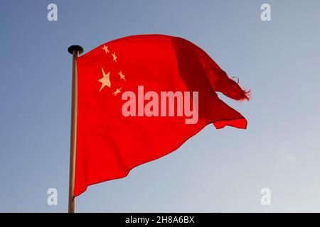 Le drapeau de la République populaire de Chine est visible dans le ciel Banque D'Images