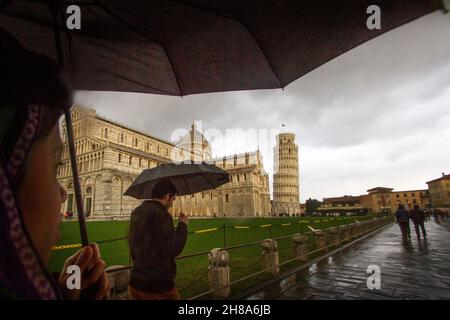 PISE, ITALIE - 24 janvier 2014 : une belle vue sur la Tour de Pise pendant une journée de pluie en Italie Banque D'Images