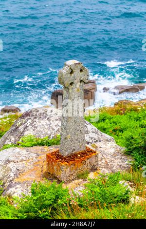 Croix celtique commémorant la mort de David Wordsworth Watson, qui est tombé des falaises de Carn Mellyn en 1873 près de Lamorna Cove, Cornwall, Royaume-Uni Banque D'Images