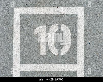 Numéro dix peint sur une surface en caoutchouc souple.La dixième place, Jumping hopscotch jeu avec des nombres.Sécurité terrain de jeu extérieur Banque D'Images