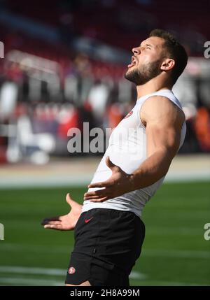 Santa Clara, États-Unis.28 novembre 2021.San Francisco 49ers défensive fin Nick Bosa hurle aux fans alors qu'il se réchauffe pour jouer aux Minnesota Vikings au stade Levi's à Santa Clara, Californie, le dimanche 28 novembre 2021.Photo de Terry Schmitt/UPI crédit: UPI/Alay Live News Banque D'Images