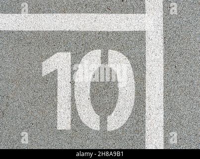 Numéro dix peint sur une surface en caoutchouc souple.La dixième place, Jumping hopscotch jeu avec des nombres.Sécurité terrain de jeu extérieur Banque D'Images