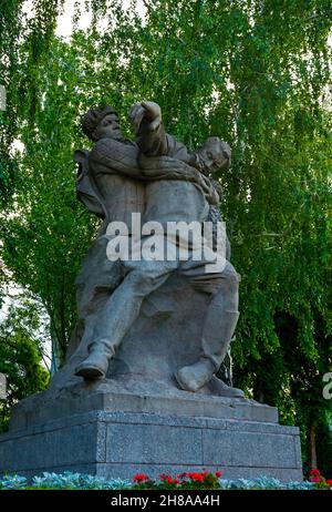 Volgograd, Russie - 05 juin 2021 : la composition sculpturale monumentale de Mamayev Kourgan dépeint les soldats russes qui défendent leur pays contre les fasques Banque D'Images