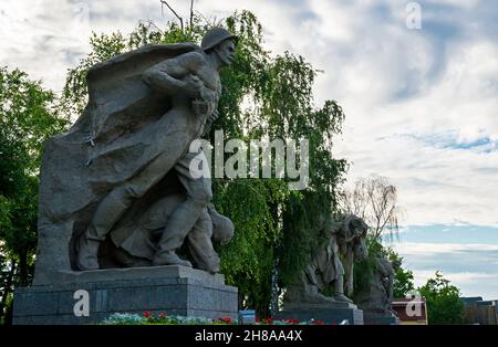 Volgograd, Russie - 05 juin 2021 : la composition sculpturale monumentale de Mamayev Kourgan dépeint les soldats russes qui défendent leur pays contre les fasques Banque D'Images