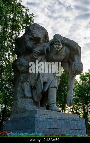 Volgograd, Russie - 05 juin 2021 : la composition sculpturale monumentale de Mamayev Kourgan dépeint les soldats russes qui défendent leur pays contre les fasques Banque D'Images