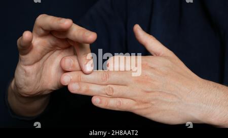 Phalange du doigt disparu.L'homme fait un tour avec les mains, gros plan.Faire un tour magique Banque D'Images