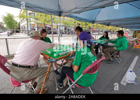 Toronto, Canada - Auguest,25, 2013: Les gens qui jouent au jeu de Mahjong sur une table à Chinatown, Toronto, Canada. Banque D'Images