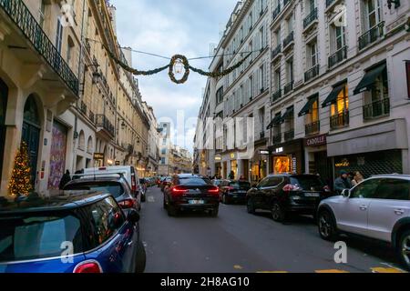 Paris, France, scènes de rue, Noël à Paris, rue Saint Honoré, Row Luxury Shops façades, paris Driving Banque D'Images