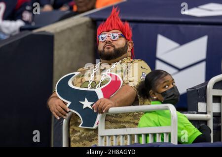 Houston, Texas, États-Unis.28 novembre 2021.Un fan de Houston Texans regarde pendant le 1er quart d'un match de football NFL entre les New York Jets et les Houston Texans au NRG Stadium à Houston, au Texas.Trask Smith/CSM/Alamy Live News Banque D'Images