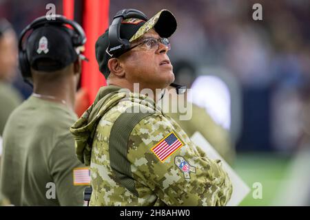 Houston, Texas, États-Unis.28 novembre 2021.David Culley, entraîneur-chef de Houston Texans, observe le 4e quart d'un match de football de la NFL entre les New York Jets et les Houston Texans au NRG Stadium de Houston, au Texas.Les Jets ont gagné le jeu 21-14.Trask Smith/CSM/Alay Live News Banque D'Images