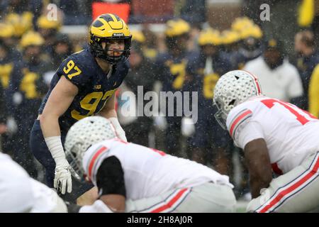 Ann Arbor, États-Unis.28 novembre 2021.Michigan Wolverines Aiden Hutchinson (97) s'oppose aux Buckeyes de l'État de l'Ohio à Ann Arbor, Michigan, le samedi 27 novembre 2021.Photo par Aaron Josefczyk/UPI crédit: UPI/Alay Live News Banque D'Images