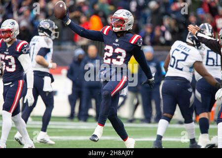 Foxborough, États-Unis.28 novembre 2021.Les Patriots de la Nouvelle-Angleterre en arrière défensif Kyle Dugger (23) célèbre sa récupération fumble dans le deuxième trimestre contre les Titans du Tennessee au stade Gillette à Foxborough, Massachusetts, le dimanche 28 novembre 2021.Les Patriots ont vaincu les Titans 36-13.Photo par Matthew Healey/UPI crédit: UPI/Alay Live News Banque D'Images