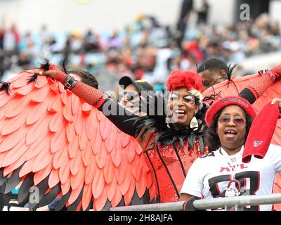 Jacksonville, Floride, États-Unis.28 novembre 2021.Les fans de Falcons réagissent lors de la deuxième moitié du match de football de la NFL entre les Atlanta Falcons et les Jacksonville Jaguars.Falcons.A battu Jaguars 21-14 au TIAA Bank Field de Jacksonville, Floride.Roméo T Guzman/CSM/Alamy Live News Banque D'Images
