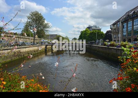 Quimper, France 08-10-2021 magnifique vue sur les ponts de l'Odet avec fleurs Banque D'Images