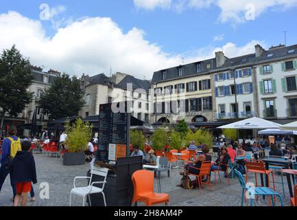 Quimper, France, vue sur la place Saint Corentin, abrite des cafés et des restaurants Banque D'Images