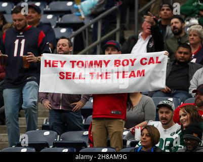 Houston, Texas, États-Unis.28 novembre 2021 : un fan de Houston Texans tient un panneau sur Houston Texans Président-directeur général Cal McNair lors d'un match NFL entre les Houston Texans et les New York Jets le 28 novembre 2021 à Houston, Texas.The Jets Won, 21-14 (Credit image: © Scott Coleman/ZUMA Press Wire) Credit: ZUMA Press, Inc./Alay Live News Banque D'Images