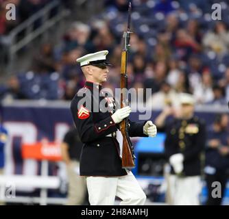 Houston, Texas, États-Unis.28 novembre 2021 : le peloton silencieux du corps des Marines des États-Unis se produit à la mi-temps à un match de la NFL entre les Houston Texans et les New York Jets le 28 novembre 2021 à Houston, Texas.(Credit image: © Scott Coleman/ZUMA Press Wire) Credit: ZUMA Press, Inc./Alamy Live News Banque D'Images