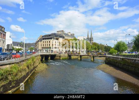 Quimper, France 08-10-2021 vue sur le centre-ville et la cathédrale sur l'odet Banque D'Images