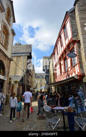 Quimper, France, la vieille rue de la ville bondée de gens Banque D'Images