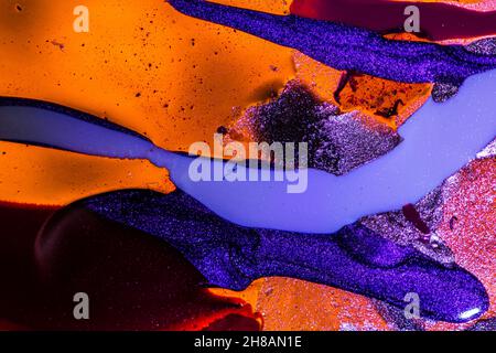 Arrière-plan abstrait avec des gouttes d'huile et des vagues colorées sur une surface d'eau Banque D'Images
