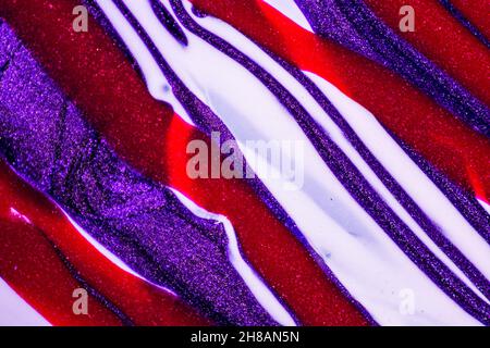 Toile de fond rouge abstrait et violet avec vagues sur une surface d'eau Banque D'Images