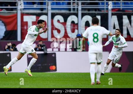 Milan, Italie.28 novembre 2021.Gianluca Scamacca des États-Unis Sassuolo fête avec Domenico Berardi des États-Unis Sassuolo après avoir remporté un but lors du match de football de Serie A entre l'AC Milan et l'US Sassuolo.Credit: Nicolò Campo/Alay Live News Banque D'Images