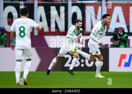 Milan, Italie.28 novembre 2021.Gianluca Scamacca des États-Unis Sassuolo fête avec Domenico Berardi des États-Unis Sassuolo après avoir remporté un but lors du match de football de Serie A entre l'AC Milan et l'US Sassuolo.Credit: Nicolò Campo/Alay Live News Banque D'Images
