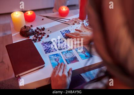 Mystérieuse sueur faisant une lecture de carte de Tarot Banque D'Images