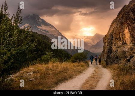 Trois randonneurs en face de la montagne Matterhorn à Zermatt, Suisse Banque D'Images