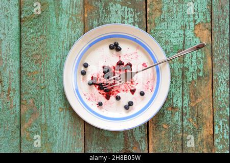 Assiette sale avec myrtilles écrasées laissées de la vue de dessus de tarte Banque D'Images