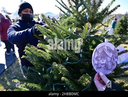 Washington, États-Unis.28 novembre 2021.Des volontaires décorent des arbres de Noël représentant 50 États, plus Washington, DC, les territoires américains, les services militaires et les groupes éducatifs exposés sur l'Ellipse dans le President's Park à Washington, DC, le samedi 27 novembre 2021.Photo de David Tulis/UPI crédit: UPI/Alay Live News Banque D'Images