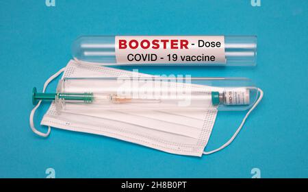 Injection de rappel du vaccin Covid-19 dans la seringue dans un tube en verre prêt à être administré Banque D'Images