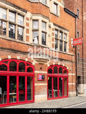 Old Fire Station, George St, Oxford; un centre artistique depuis les années 1980, il partage le bâtiment victorien avec Crisis Skylight Center (organisme de bienfaisance sans-abri) Banque D'Images