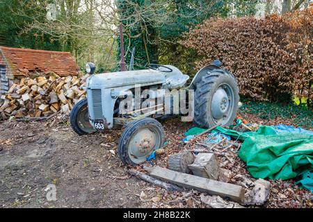 Un tracteur classique délabré et délabré d'époque, gris, à l'ancienne, laissé à la rouille, à la pourriture et à la chute; Surrey, au sud-est de l'Angleterre Banque D'Images