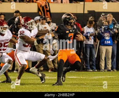 Stillwater, Oklahoma, États-Unis.27 novembre 2021.Le quarterback Spencer Sanders (3) des cow-boys de l'État d'Oklahoma se met à sac pendant le match le samedi 27 novembre 2021 au stade Boone Pickens à Stillwater, Oklahoma.(Image de crédit : © Nicholas Rutledge/ZUMA Press Wire) Banque D'Images