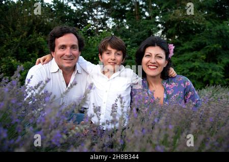 Portrait de famille souriante avec son fils dans le champ de lavande Banque D'Images