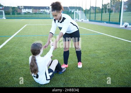 Royaume-Uni, membres féminins de l'équipe de football sur le terrain Banque D'Images