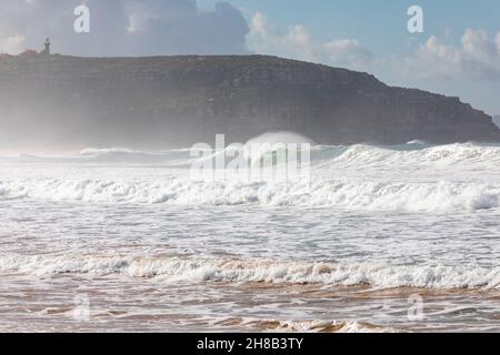 Mer énorme à Palm Beach à Sydney pendant la saison estivale sauvage, certains surfeurs profitent des grandes vagues, Australie Banque D'Images