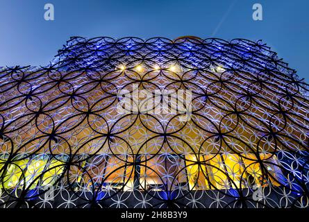 Structure contemporaine, la plus grande bibliothèque publique d'Europe, détails architecturaux complexes avec motif en filigrane entrecroisé d'anneaux métalliques sur or, Banque D'Images