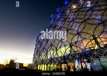 Structure contemporaine, la plus grande bibliothèque publique d'Europe, détails architecturaux complexes avec motif en filigrane entrecroisé d'anneaux métalliques sur or, Banque D'Images