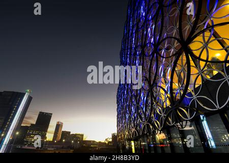 Structure contemporaine, la plus grande bibliothèque publique d'Europe, détails architecturaux complexes avec motif en filigrane entrecroisé d'anneaux métalliques sur or, Banque D'Images