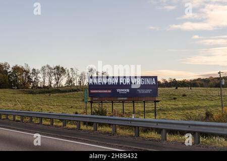 Raphine, Virginia, USA - 27 octobre 2021 : un nouveau jour pour le panneau d'affichage de Virginie pour le candidat Glenn Youngkin dans l'élection du gouverneur de Virginie 2021 est o Banque D'Images