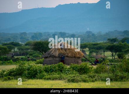 Village de Masai près du cratère de Ngorongoro et de MTO Wa Mbu.Petites cabanes de Masai dans la savane africaine, Tanzanie Banque D'Images