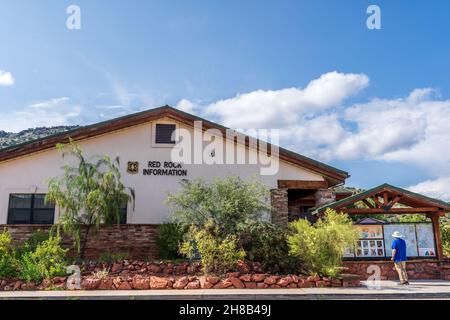 Sedona, AZ - 27 septembre 2021 : le centre d'accueil du district des Rangers de Red Rock offre de l'information et de l'aide à la planification. Banque D'Images