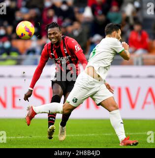 Milan, Italie.28 novembre 2021.Rafael Leao (L) d'AC Milan participe à un match de football entre AC Milan et Sassuolo à Milan, Italie, 28 novembre 2021.Credit: STR/Xinhua/Alay Live News Banque D'Images