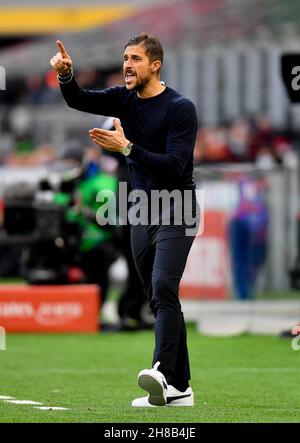 Milan, Italie.28 novembre 2021.Alessio Dionisi, entraîneur en chef de Sassuolo, donne des instructions lors d'un match de football entre AC Milan et Sassuolo à Milan, Italie, 28 novembre 2021.Credit: STR/Xinhua/Alay Live News Banque D'Images