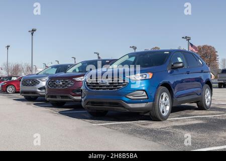 Fishers - Circa novembre 2021 : exposition de vus Ford Edge à un concessionnaire.Ford vend des véhicules utilitaires sport traditionnels à essence, électriques et hybrides. Banque D'Images