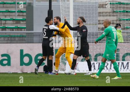 Gianluigi DONNARUMMA de Paris et MARQUINHOS de Paris et Sergio RAMOS de Paris lors du championnat de France Ligue 1 match de football entre SAINT-Etienne et Paris Saint-Germain le 28 novembre 2021 au stade Geoffroy Guichard à Saint-Etienne, France - photo Romain Biard / Isports / DPPI Banque D'Images
